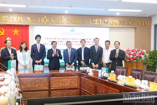 Lãnh đạo Tỉnh ủy Vĩnh Long trao quà lưu niệm cho Đoàn công tác của Đại sứ quán nước Cộng hòa Singapore. (Ảnh: MINH KHỞI)