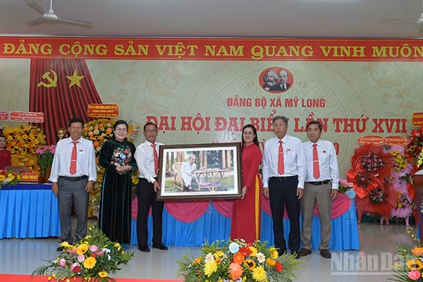 Xã Mỹ Long được sáp nhập từ hai xã Mỹ Long Bắc, Mỹ Long Nam và thị trấn Mỹ Long, đại diện lãnh đạo Đảng bộ xã Mỹ Long nhận quà của Tỉnh ủy Vĩnh Long tại Đại hội Đại biểu lần thứ 17, nhiệm kỳ 2025-2030. (Ảnh: MINH KHỞI)
