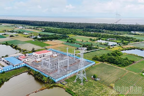 Hạ tầng truyền tải điện thuộc dự án Nhà máy điện gió V1-7, tại xã Đông Hải, tỉnh Vĩnh Long. (Ảnh: MINH KHỞI)