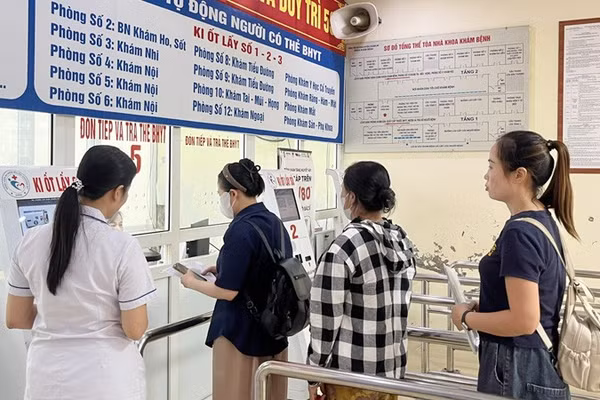 Người dân tham gia bảo hiểm y tế đăng ký khám, chữa bệnh tại Bệnh viện đa khoa Chương Mỹ (Sở Y tế Hà Nội). (Ảnh: VĂN LẬP)