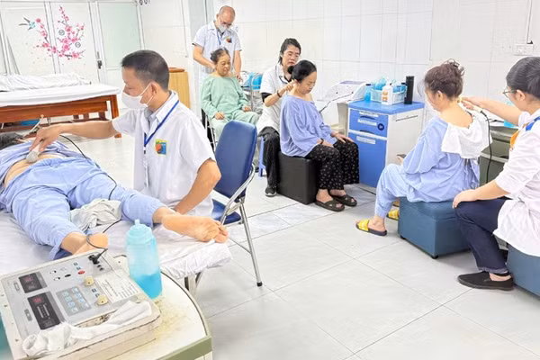 Người bệnh trên địa bàn Hà Nội điều trị bằng phương pháp y học cổ truyền tại Khoa Phục hồi chức năng và Y học cổ truyền, Bệnh viện đa khoa Hòe Nhai. (Ảnh: VÂN VÂN)