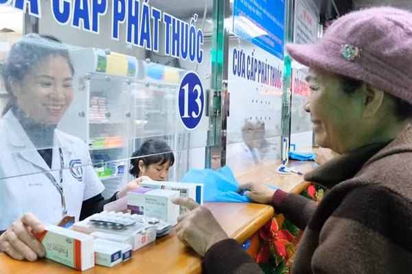 Người bệnh lĩnh thuốc tại các cơ sở khám, chữa bệnh khi tham gia bảo hiểm y tế. (Ảnh: THANH MAI)