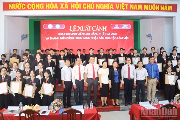 Các lao động, sinh viên Trường cao đẳng Y tế Trà Vinh xuất cảnh làm việc và học tập tại Nhật Bản chụp ảnh cùng quý thầy, cô, lãnh đạo sở, ngành tỉnh tại buổi lễ. (Ảnh: MINH KHỞI)