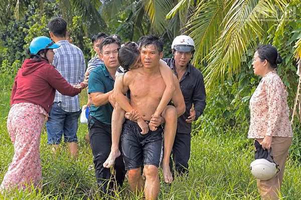 Nhiều người dân xã Tân An, tỉnh Vĩnh Long đến cứu, nhưng N.V.H.N đã đuối nước, tử vong. (Ảnh: MINH KHỞI).