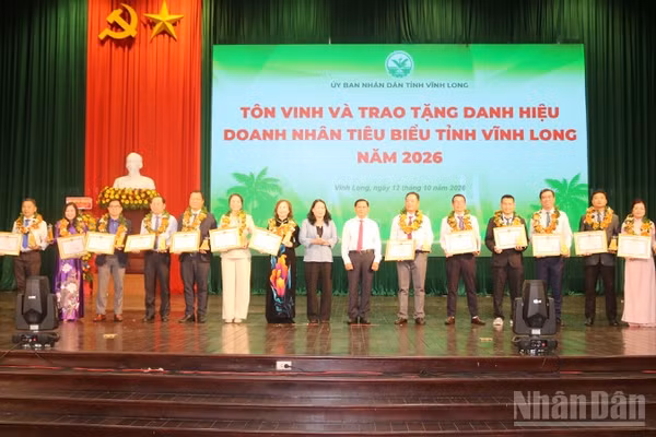 Các doanh nhân tiêu biểu năm 2026 của tỉnh Vĩnh Long được biểu dương, khen thưởng tại buổi họp mặt. (Ảnh: MINH KHỞI)