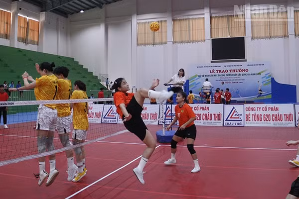 Đội tuyển cầu mây nữ Công an nhân dân (áo đỏ) thi đấu cùng đội cầu mây thành phố Hà Nội, nội dung đội tuyển 4 nữ. (Ảnh: MINH KHỞI)