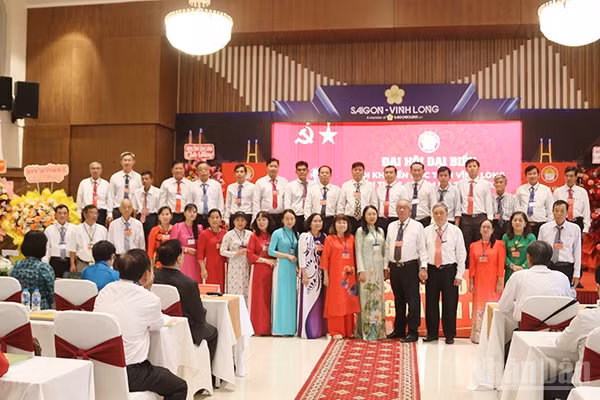 Ban Chấp hành Hội Khuyến học tỉnh Vĩnh Long nhiệm kỳ 2026-2031 ra mắt tại Đại hội (Ảnh: MINH KHỞI).