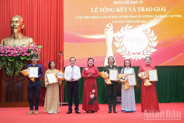 Đại diện nhóm tác giả, các tác giả đoạt giải A các thể loại được biểu dương, khen thưởng tại buổi lễ trao giải. (Ảnh: MINH KHỞI)