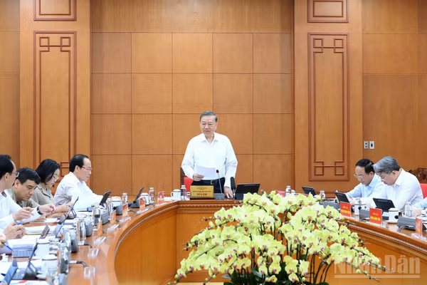 Tổng Bí thư, Chủ tịch nước Tô Lâm chủ trì làm việc với các cơ quan liên quan về đánh giá kết quả 1 năm triển khai thực hiện Nghị quyết số 71-NQ/TW của Bộ Chính trị về đột phá phát triển giáo dục và đào tạo. (Ảnh: ĐĂNG KHOA)