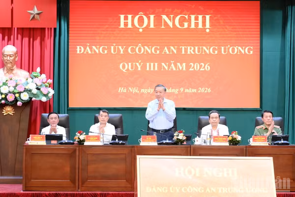 Tổng Bí thư, Chủ tịch nước Tô Lâm và các đồng chí Ủy viên Bộ Chính trị, Ủy viên Thường vụ Đảng ủy Công an Trung ương chủ trì Hội nghị. (Ảnh: ĐĂNG KHOA)