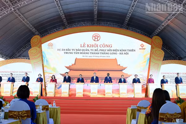 Tổng Bí thư, Chủ tịch nước Tô Lâm và các đại biểu thực hiện nghi thức khởi công Dự án đầu tư bảo quản, tu bổ, phục hồi Điện Kính Thiên. (Ảnh: ĐĂNG KHOA)