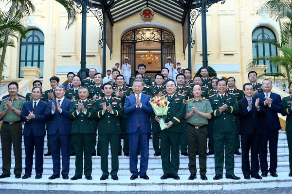 Tổng Bí thư, Chủ tịch nước Tô Lâm và các đại biểu dự Lễ Công bố Quyết định thăng quân hàm Thượng tướng cho đồng chí Lê Quang Đạo. (Ảnh: ĐĂNG KHOA)