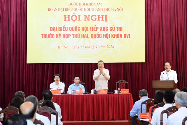 Tổng Bí thư, Chủ tịch nước Tô Lâm và các Đại biểu Quốc hội tiếp xúc cử tri các phường thuộc đơn vị bầu cử số 1, thành phố Hà Nội, trước Kỳ họp thứ hai, Quốc hội khóa XVI. (Ảnh: ĐĂNG KHOA)