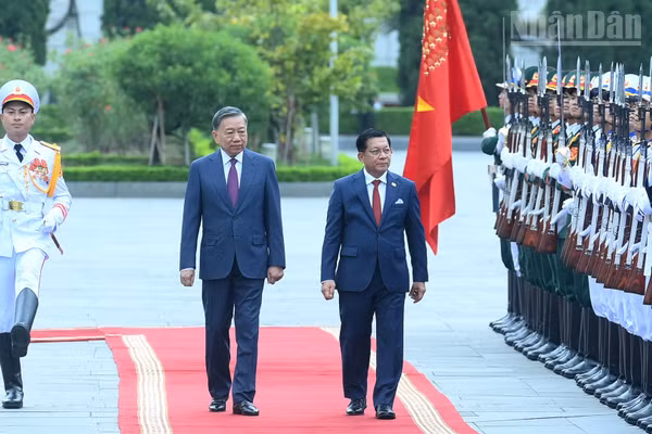Tổng Bí thư, Chủ tịch nước Tô Lâm và Tổng thống Myanmar Min Aung Hlaing duyệt Đội danh dự Quân đội nhân dân Việt Nam tại Lễ đón. (Ảnh: ĐĂNG KHOA)