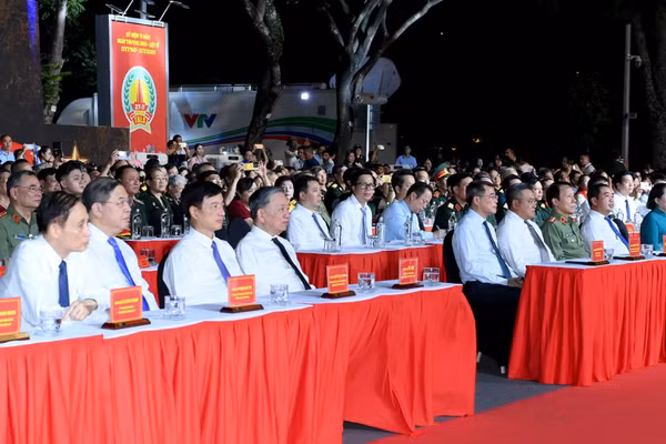Tổng Bí thư, Chủ tịch nước Tô Lâm, Thủ tướng Lê Minh Hưng và các đại biểu dự Chương trình cầu truyền hình "Sao sáng dẫn đường" tại điểm cầu Hà Nội. (Ảnh: ĐĂNG KHOA)