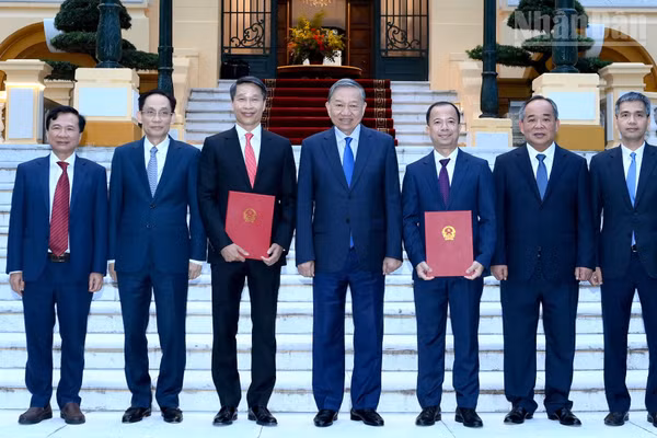 Tổng Bí thư, Chủ tịch nước Tô Lâm và các đại biểu dự Lễ trao Quyết định bổ nhiệm 2 Đại sứ nước Cộng hòa xã hội Chủ nghĩa Việt Nam tại nước ngoài. (Ảnh: ĐĂNG KHOA)