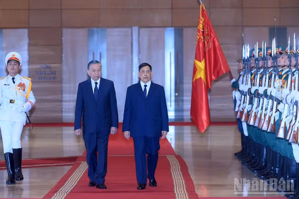 Tổng Bí thư, Chủ tịch nước Tô Lâm và Nhà vua Vương quốc Thái Lan Maha Vajiralongkorn Phra Vajiraklaochaoyuhua duyệt Đội danh dự Quân đội nhân dân Việt Nam tại Lễ đón. (Ảnh: ĐĂNG KHOA) 