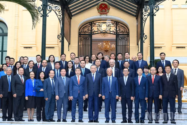 Tổng Bí thư, Chủ tịch nước Tô Lâm với Ban Chấp hành Liên hiệp các tổ chức hữu nghị Việt Nam khóa VII và các đại biểu. (Ảnh: ĐĂNG KHOA)