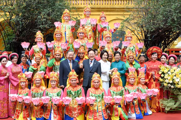 Tổng Bí thư, Chủ tịch nước Tô Lâm và Phu nhân Ngô Phương Ly cùng Tổng thống Hàn Quốc Lee Jae Myung và Phu nhân Kim Hye Kyung với các nghệ sĩ tham dự Chương trình hữu nghị đặc biệt. (Ảnh: ĐĂNG KHOA)