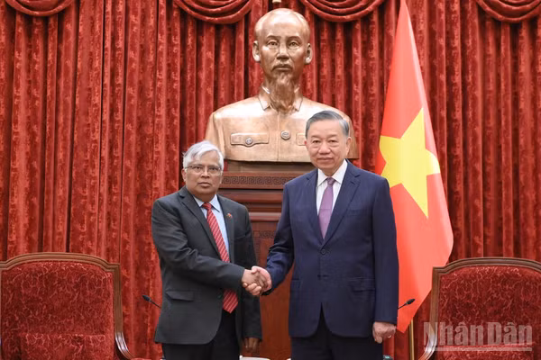 Tổng Bí thư, Chủ tịch nước Tô Lâm tiếp Đại sứ Đặc mệnh toàn quyền Cộng hòa Nhân dân Bangladesh Mohammad Lutfor Rahman. (Ảnh: ĐĂNG KHOA)