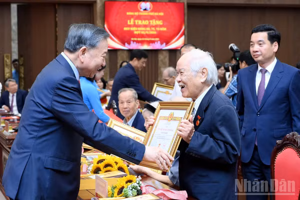 Tổng Bí thư, Chủ tịch nước Tô Lâm trao Huy hiệu 80 năm tuổi đảng tặng các đảng viên lão thành thuộc Đảng bộ Thành phố Hà Nội. (Ảnh: ĐĂNG KHOA)