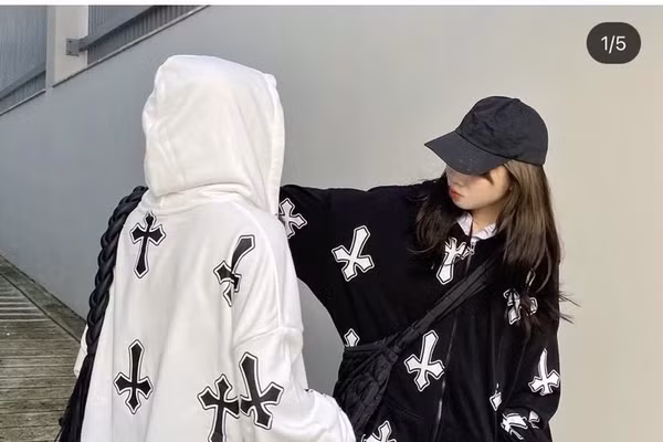 Những cái hoodie như của phù thủy ấy giới trẻ chắc chắn mỗi người phải có… vài cái. 