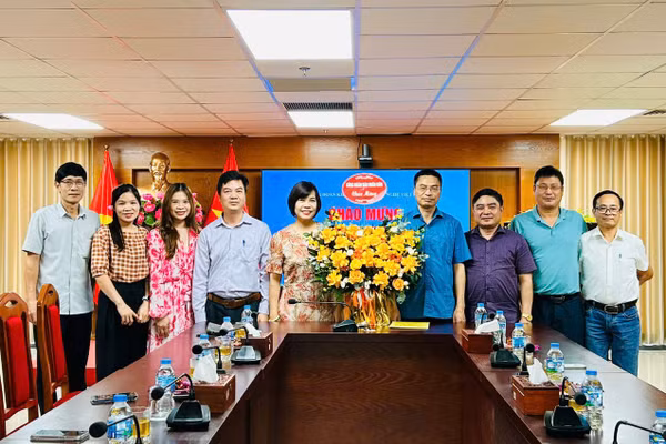 Công đoàn Báo Nhân Dân chúc mừng Công đoàn Khoa học và Công nghệ Việt Nam trước thềm Ngày truyền thống 30/8.