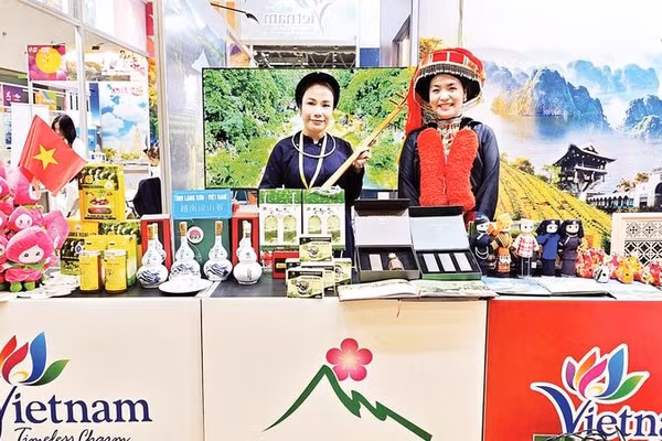 Các sản phẩm của Lạng Sơn được trưng bày và giới thiệu tại Triển lãm Du lịch Trung Quốc-ASEAN lần thứ 23 tại Quế Lâm, Trung Quốc (Ảnh MINH ĐỨC)