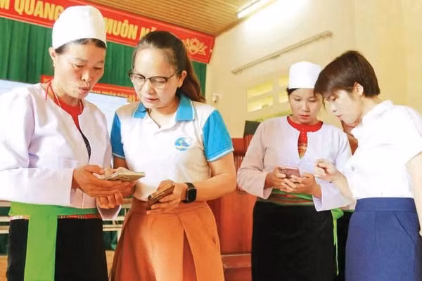 Tổ hướng dẫn số hóa xã Tân Sơn xuống các thôn, bản hướng dẫn đảng viên và người dân chuẩn hóa dữ liệu.