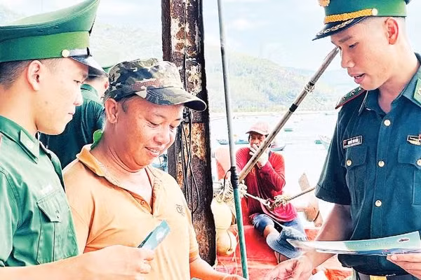 Cán bộ, chiến sĩ Đồn Biên phòng Xuân Đài tuyên truyền, hướng dẫn ngư dân khai thác hải sản đúng quy định (Ảnh CÔNG LÝ)