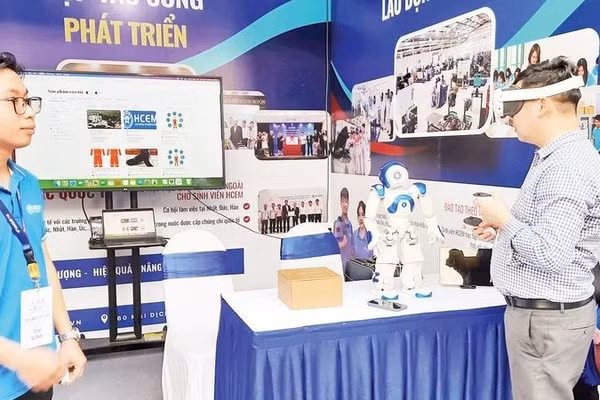 Trưng bày các giải pháp công nghệ thúc đẩy chuyển đổi số tại Thành phố Hồ Chí Minh.