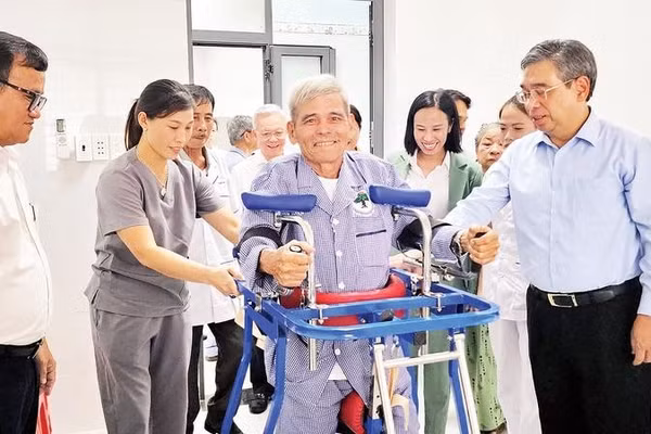 Đồng chí Nguyễn Phước Lộc (bìa phải) và người cao tuổi xã Hòa Hội đang vui vẻ bên một chiếc máy tập sức khỏe tại Điểm chăm sóc người cao tuổi của xã.