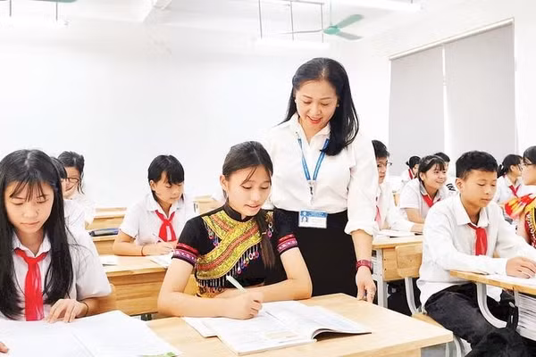 Cô và trò Trường phổ thông nội trú tiểu học và trung học cơ sở Minh Tân dạy và học trong ngôi trường mới khang trang, sạch đẹp.