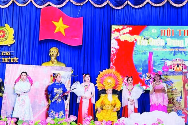 Các phạm nhân biểu diễn văn nghệ.