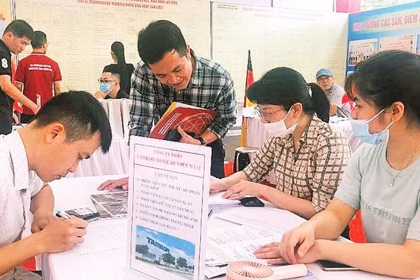 Doanh nghiệp tìm kiếm người lao động tại các phiên giao dịch việc làm trên địa bàn Hà Nội (Ảnh NGUYÊN TRANG)