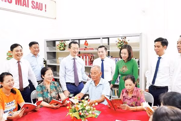 Người dân phấn khởi trải nghiệm nhà văn hóa hạnh phúc của phường Phúc Lợi (Ảnh LINH PHẠM)