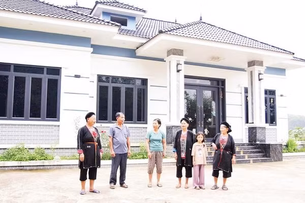 Bí thư Chi bộ thôn Cây Nhãn Tạ Văn Quang (thứ 2, từ trái sang) trao đổi cùng người dân trong thôn.