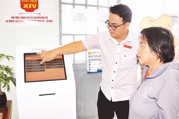 Cán bộ Trung tâm Phục vụ hành chính công xã Phước An hỗ trợ người dân đến làm thủ tục hành chính.