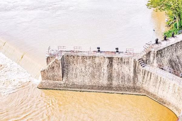 Cụm công trình đầu mối điều tiết và cửa lấy nước với kết cấu tường đá hộc ghép thủ công vững chãi, bền bỉ dẫn dòng nước nặng phù sa vào hệ thống kênh chính.