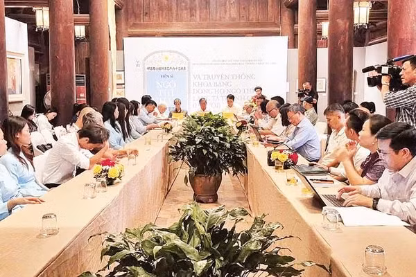 Các đại biểu trao đổi, thảo luận về những đóng góp của dòng họ Ngô Thì với văn hóa Thăng Long - Hà Nội cũng như đất nước.