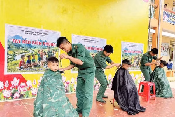 Cán bộ, chiến sĩ Đồn Biên phòng Xuân Trường cắt tóc miễn phí cho trẻ em vùng biên giới.