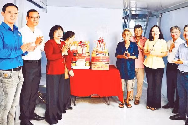 Trao nhà đại đoàn kết tặng hộ dân có hoàn cảnh khó khăn tại phường Chợ Quán.