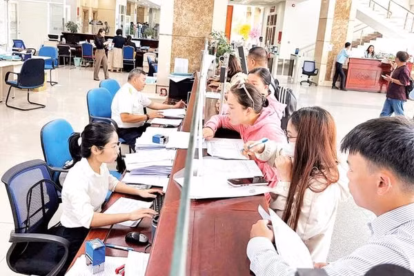 Cán bộ thuế hướng dẫn người nộp thuế làm thủ tục kê khai tại Thuế Thành phố Hồ Chí Minh.