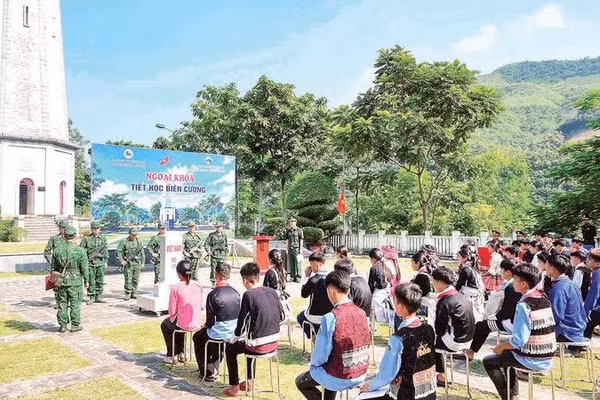 Những hình ảnh trực quan của lực lượng Bộ đội Biên phòng giúp các em học sinh hiểu rõ về chủ quyền biên giới quốc gia, đồng thời khơi dậy tình yêu quê hương, đất nước.