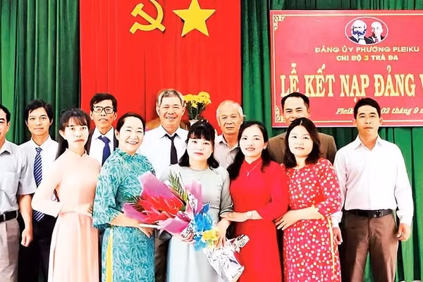 Chi bộ 3 Trà Đa (Đảng bộ phường Pleiku) tổ chức lễ kết nạp đảng viên.