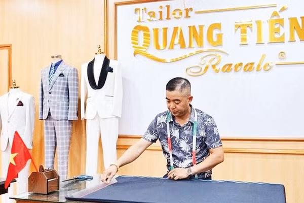 Cơ sở may complet, veston Quang Tiến, xã Chuyên Mỹ.