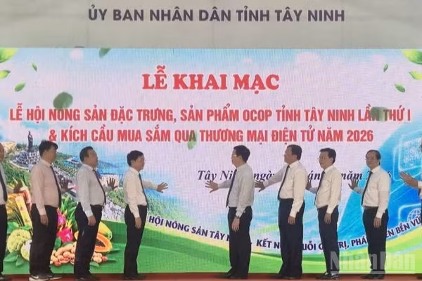 Nguyên lãnh đạo Trung ương, lãnh đạo tỉnh Tây Ninh ấn nút khai mạc Lễ hội Nông sản đặc trưng và sản phẩm OCOP tỉnh Tây Ninh lần thứ I năm 2026.