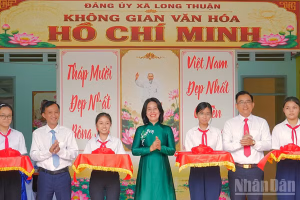 Trưởng Ban Tuyên giáo Tỉnh ủy Tây Ninh Nguyễn Thị Xuân Hương cắt băng khánh thành không gian văn hóa Hồ Chí Minh tại xã Long Thuận. (Ảnh: THANH PHONG)