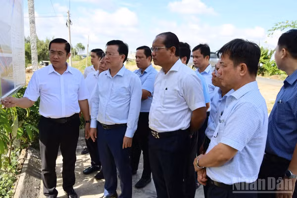 Lãnh đạo Tỉnh ủy và Ủy ban nhân dân tỉnh Tây Ninh kiểm tra, giám sát công tác giải phóng mặt bằng đường Tân An Bình Hiệp tại khu vực phường Kiến Tường. (Ảnh: THANH PHONG)