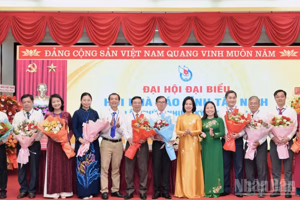 Ban Chấp hành Hội Nhà báo tỉnh Tây Ninh lần thứ I, nhiệm kỳ 2026-2031 ra mắt đại hội. (Ảnh: THANH PHONG)